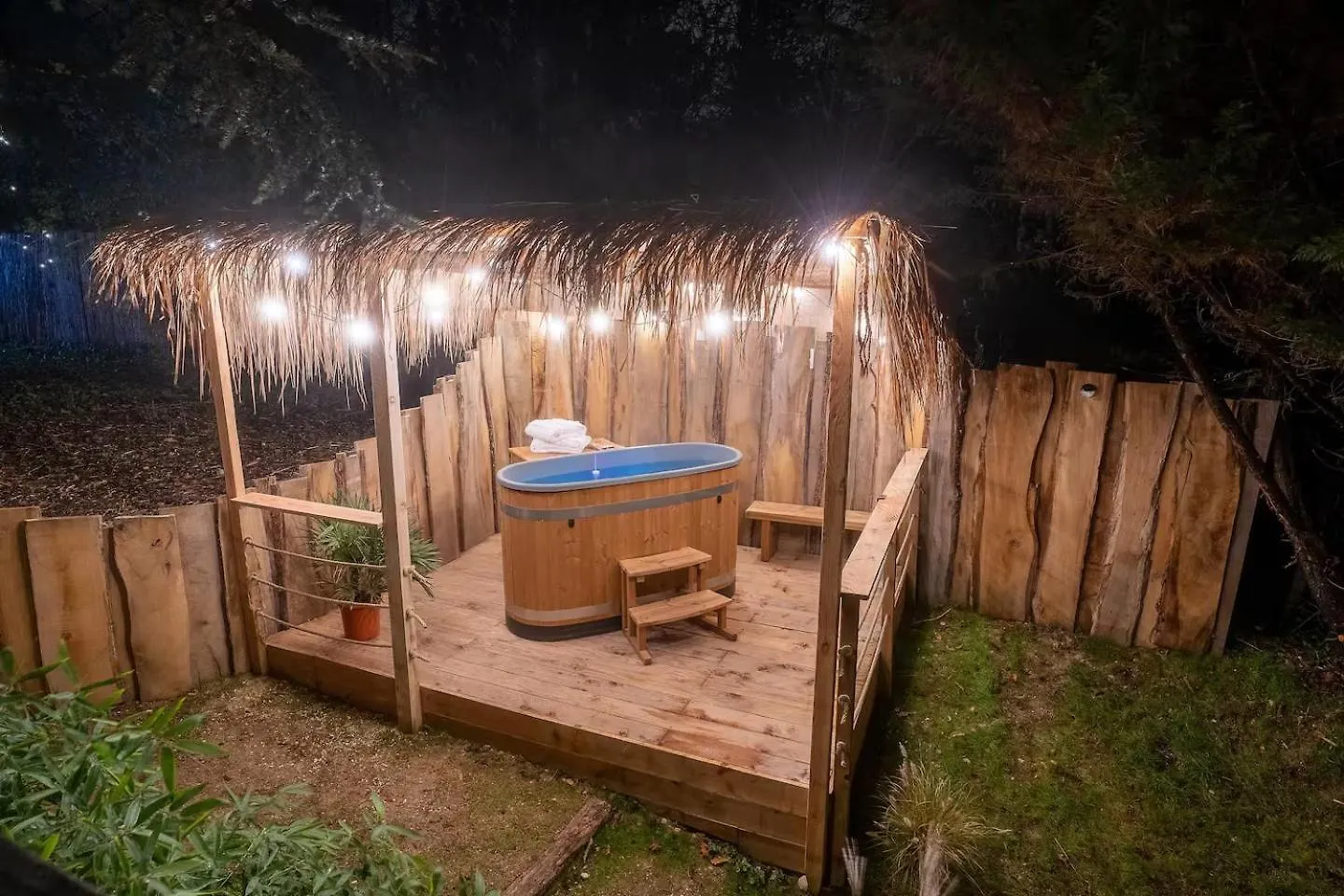 Nuit Insolite Romantique & Spa Lagnieu Деревянный коттедж